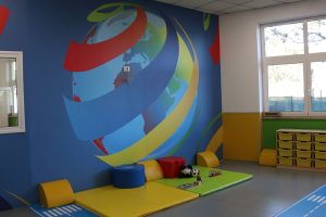 immagine aula interna asilo con giochi